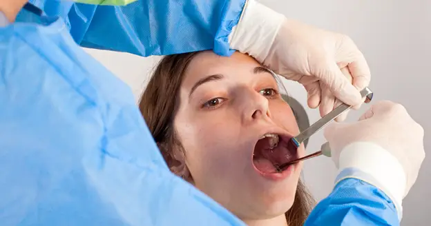 can cosmetic dentist extract teeth
